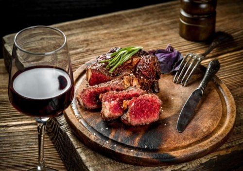 Các loại rượu vang tốt nhất cho bít tết, thịt cừu và thịt đỏ khác